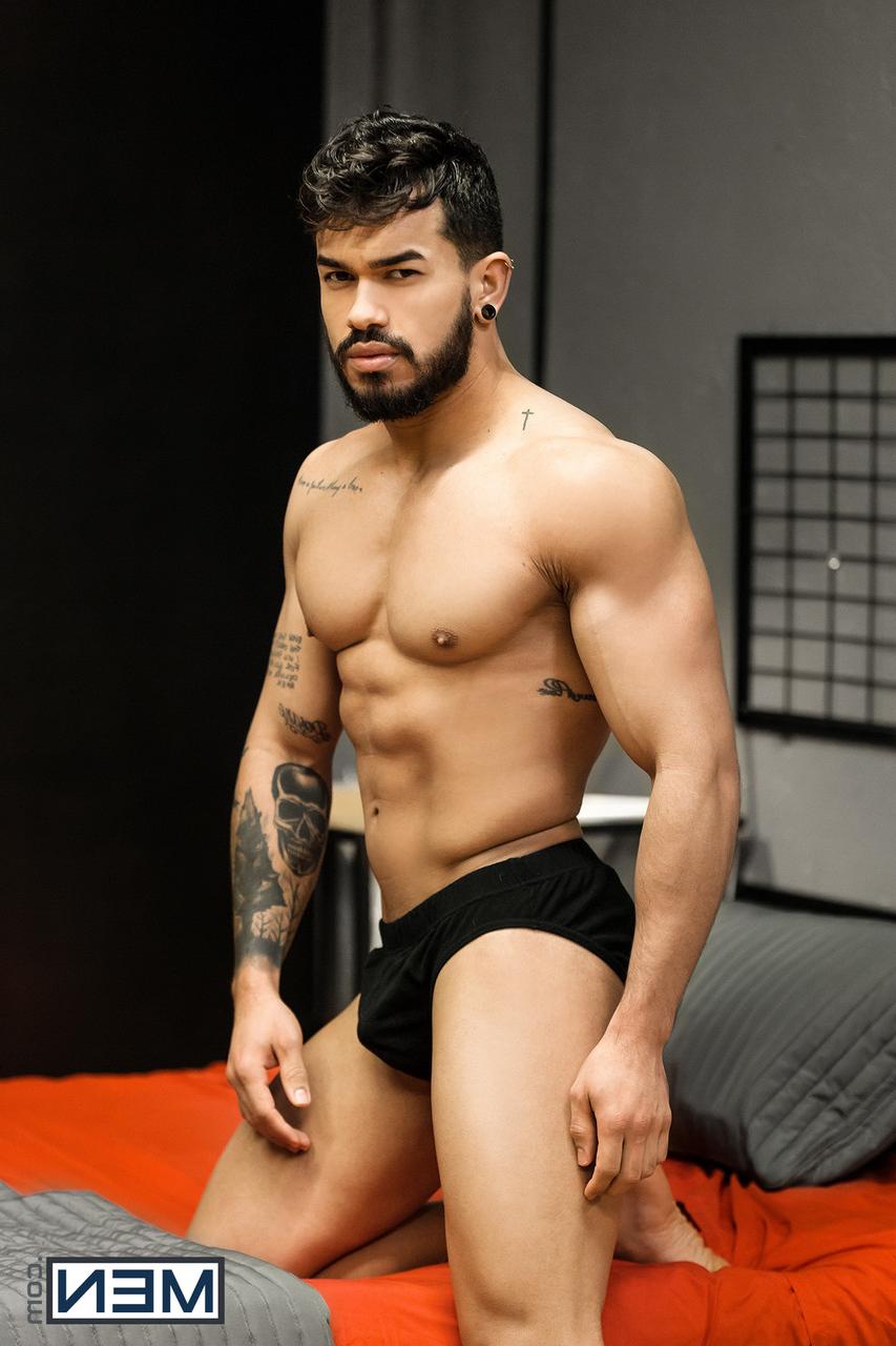 17P Muscular men Pietro Duarte & Diego Reyes cross swords before oral and anal sex