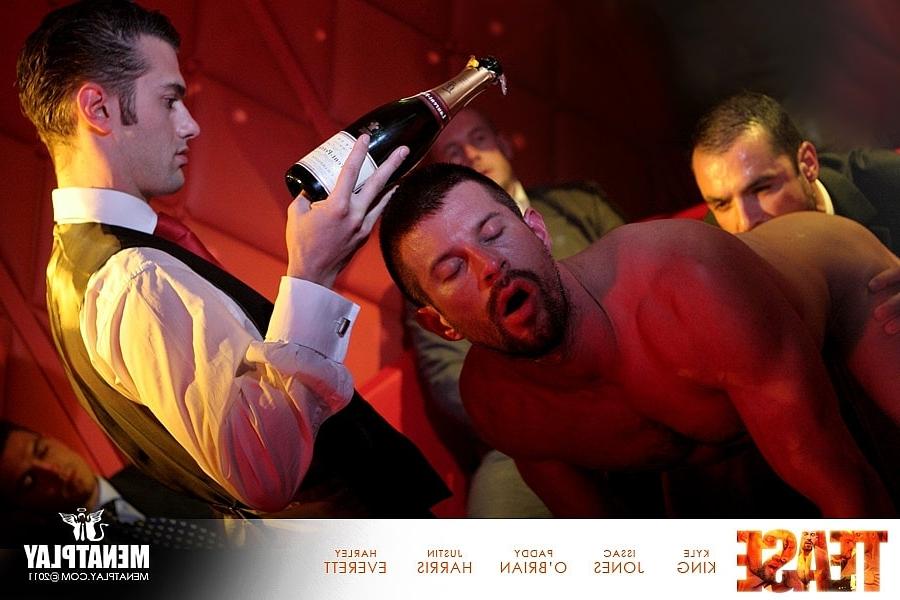 18P Empresários bonitos e insaciáveis ​​​​se fodendo em uma orgia gay