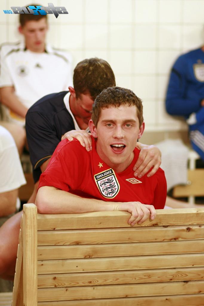 20P Des footballeurs insatiables se masturbent et se baisent dans une orgie gay