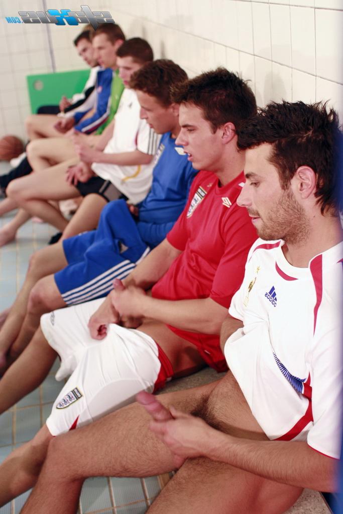 20P Des footballeurs insatiables se masturbent et se baisent dans une orgie gay