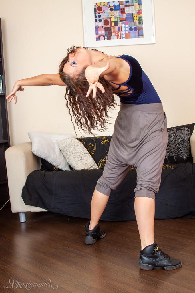 16P Polyhymnia S, de 18 anos, mostra sua flexibilidade enquanto fica nua