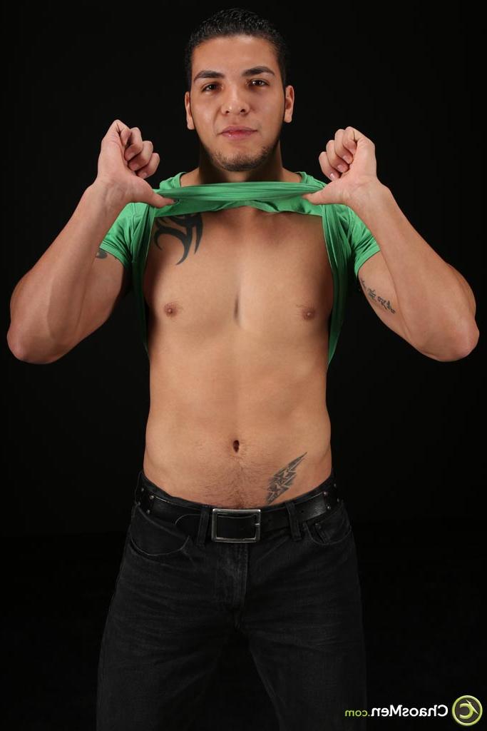 20P Elias gay musculoso com tinta expõe sua bunda grande e seu pau saboroso em uma cama