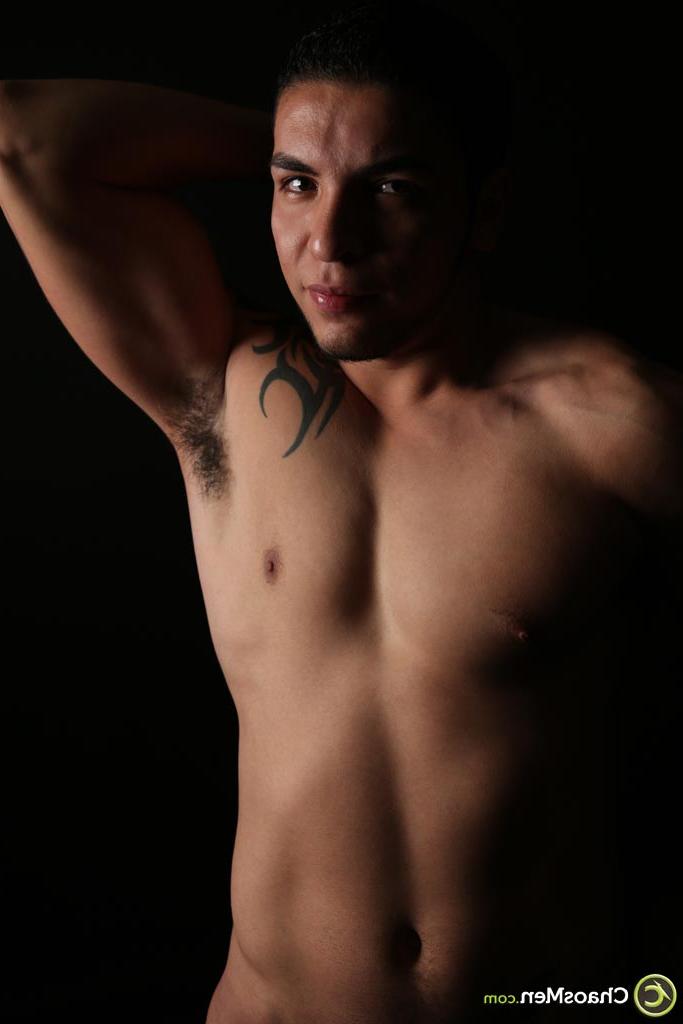 20P Elias gay musculoso com tinta expõe sua bunda grande e seu pau saboroso em uma cama
