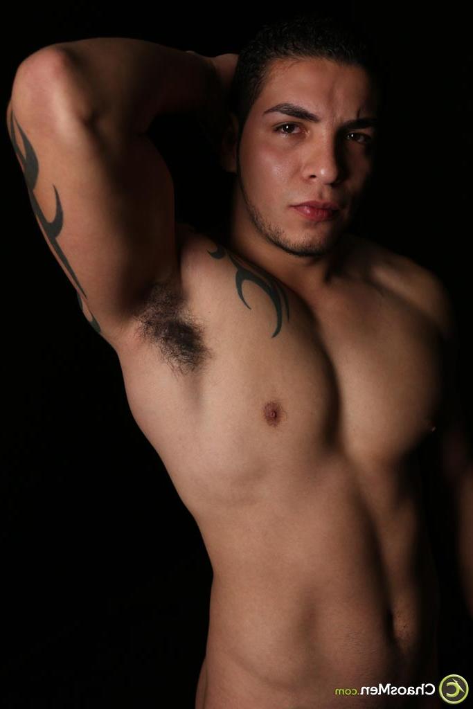 20P Elias gay musculoso com tinta expõe sua bunda grande e seu pau saboroso em uma cama