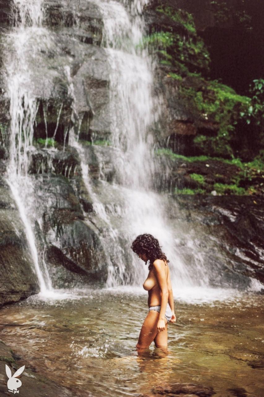 12P Das heiße Solo-Girl Maria Fernanda zieht sich aus, bevor sie in den Wasserfallpool watet
