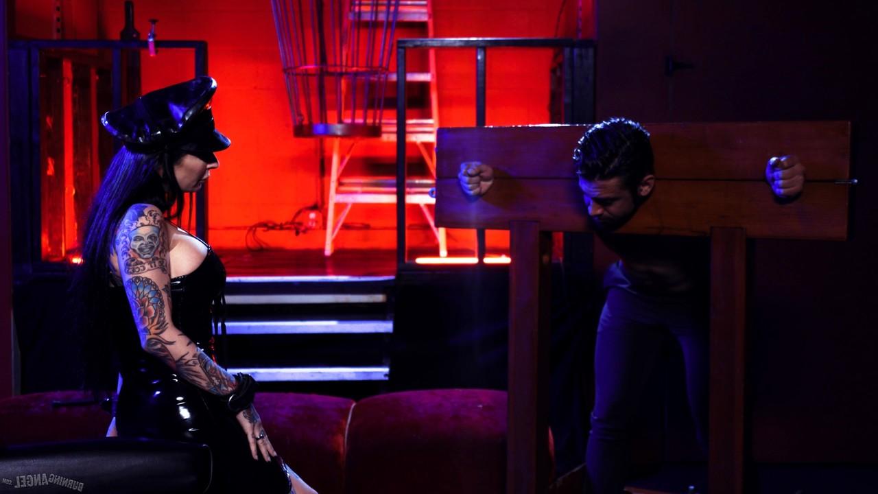 15P La morena tatuada Joanna Angel sujeta a su cornudo en el cepo antes del sexo