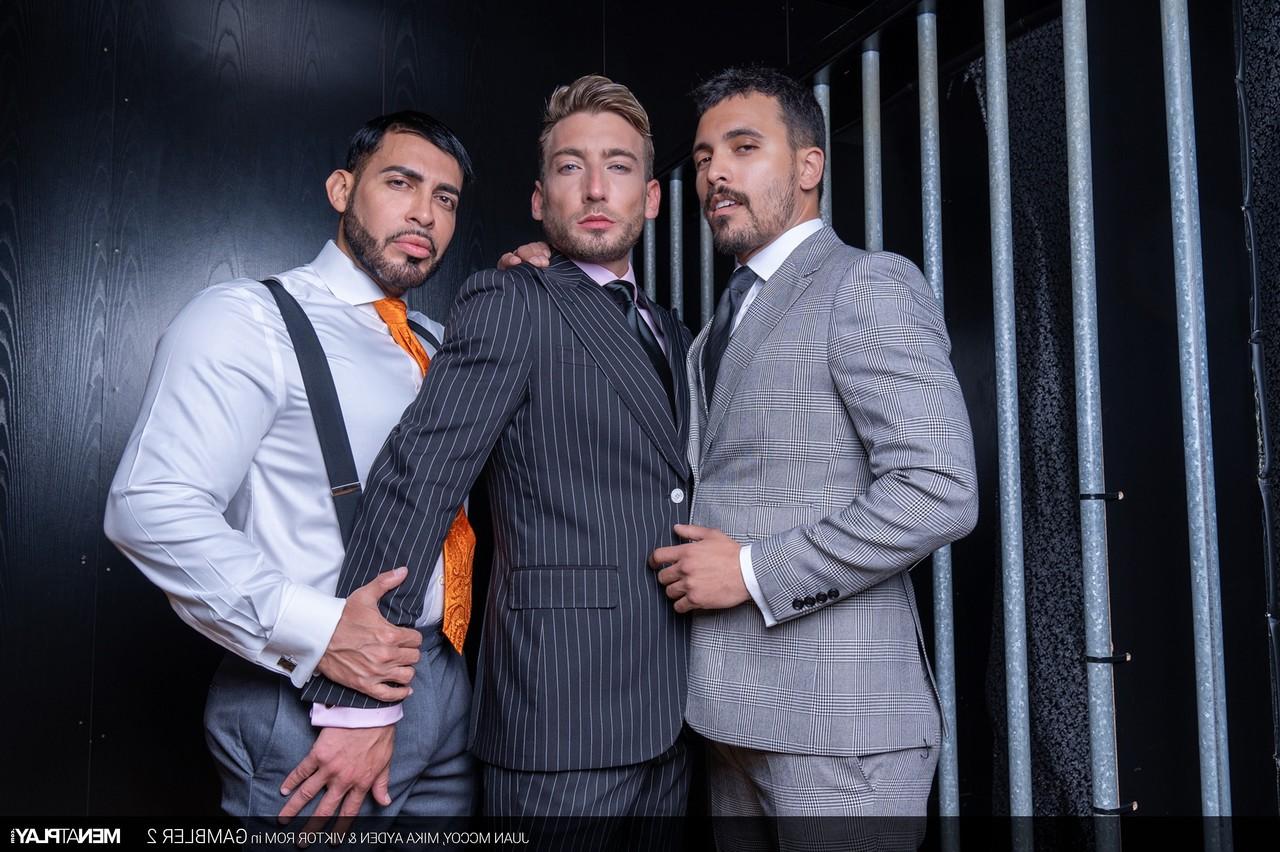 20P Homens gays Viktor Rom, Mika Ayden e Juan McCoy têm um espeto assando anal 3some