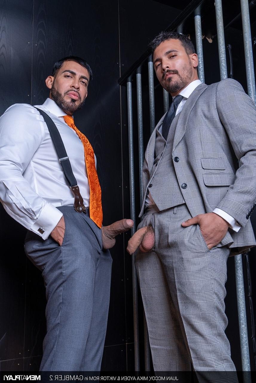 20P Homens gays Viktor Rom, Mika Ayden e Juan McCoy têm um espeto assando anal 3some