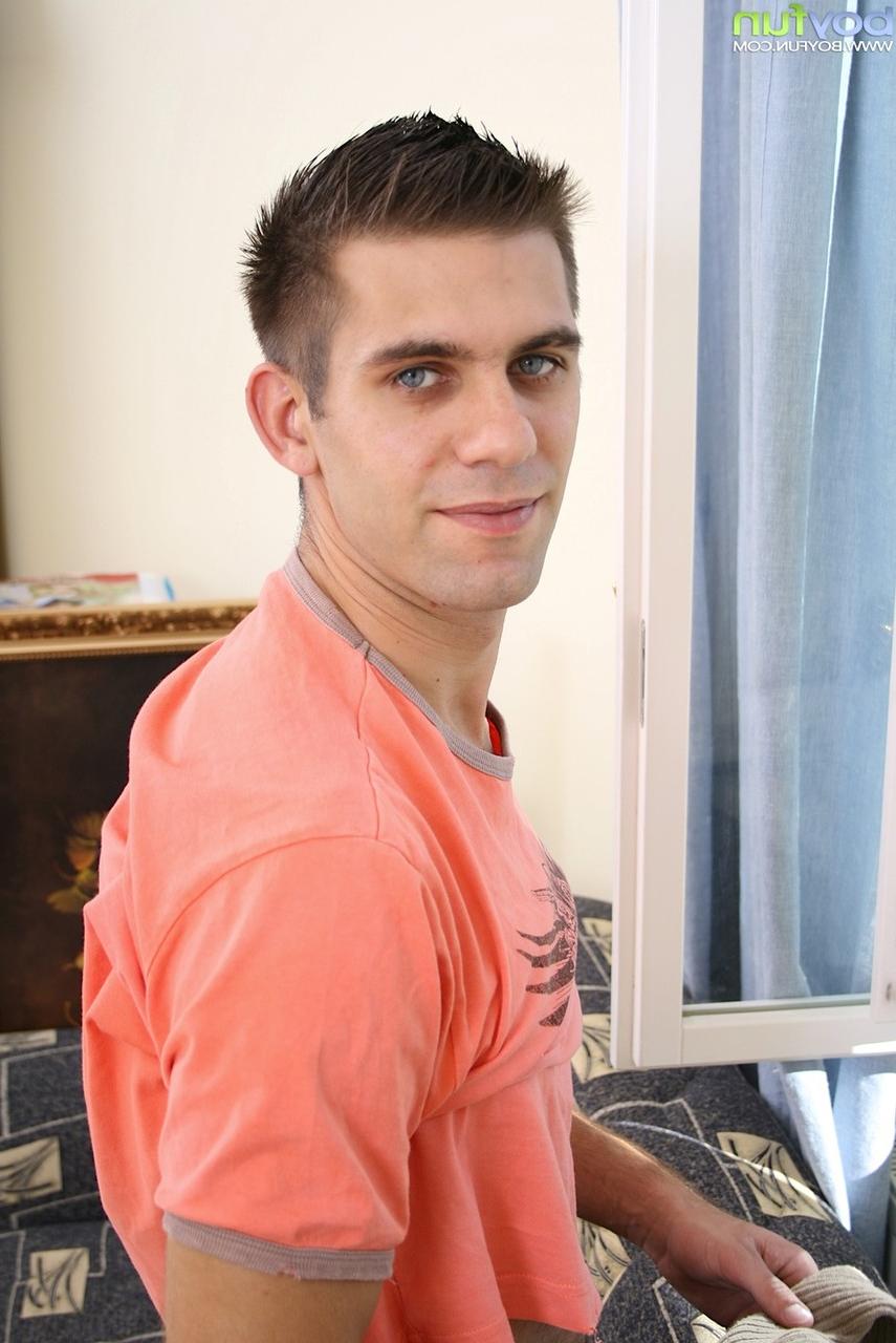 20P O moreno gay fofo Larry tira a roupa, masturba seu pau grande e goza em si mesmo