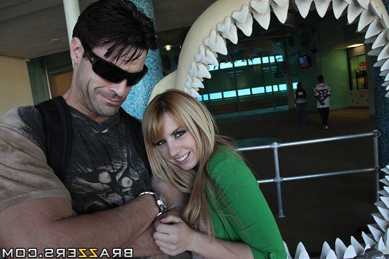 15P La superbe star blonde du porno Lexi Belle se déshabille et se fait baiser.