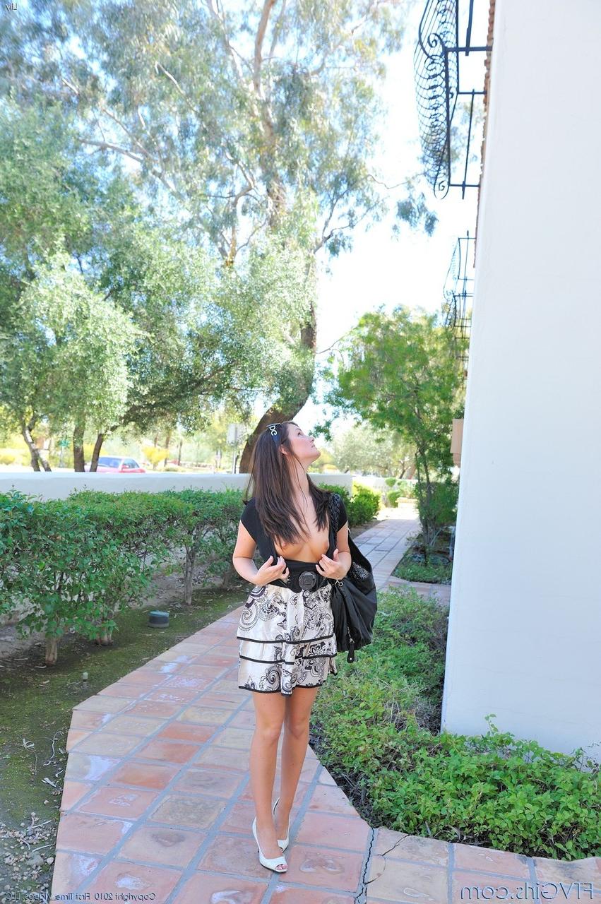 20P La sexy lily se quita el vestido para mostrar su gran culo en tacones