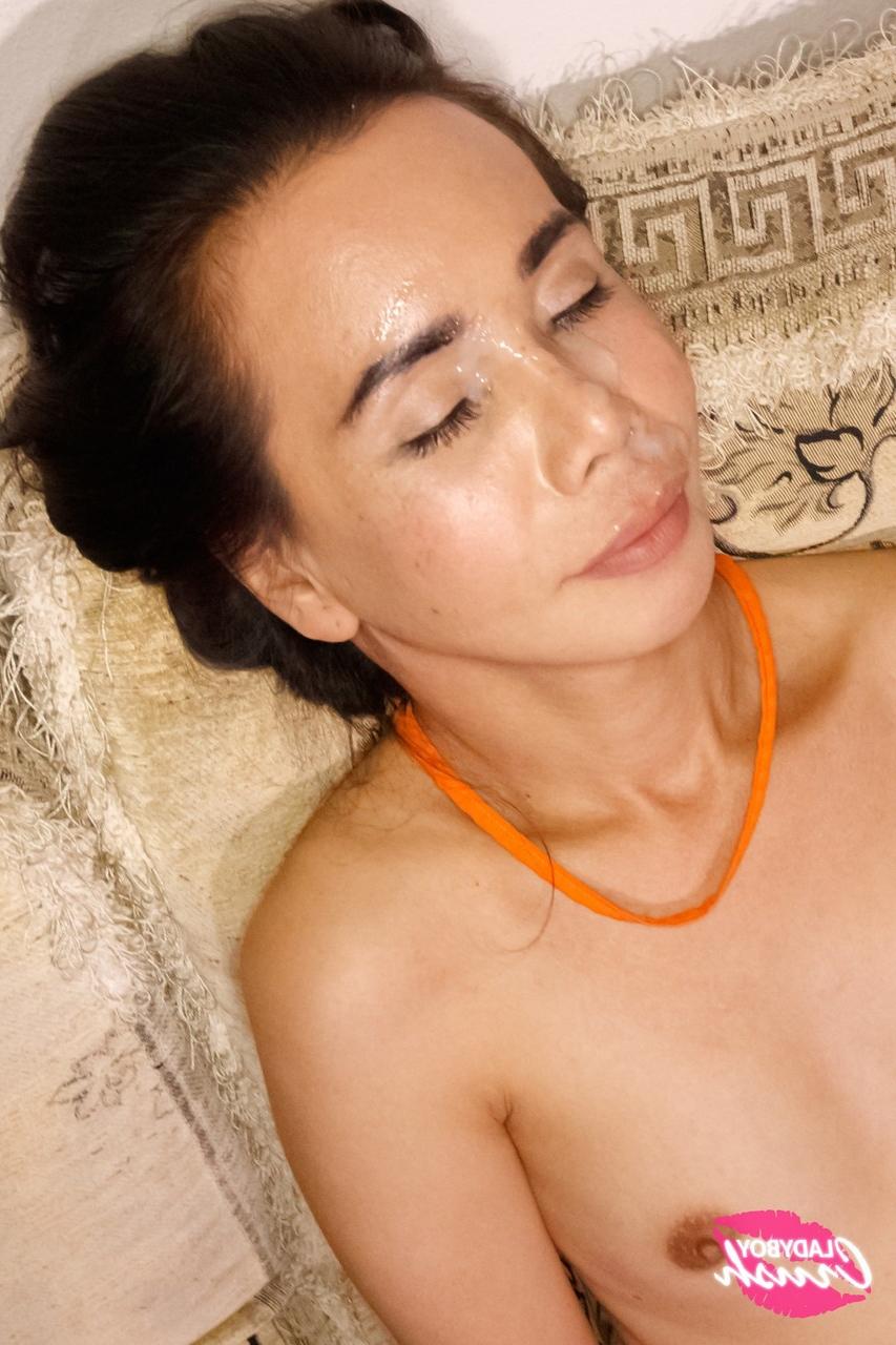 17P La petite ladyboy Eva soulève la jupe, se fait baiser et suce la grosse bite de son élève