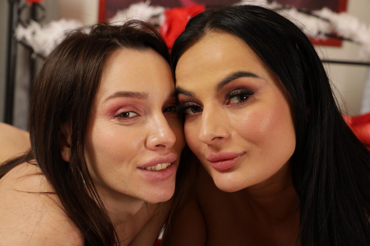 20P Die Lesben Adel Morel und Maddi Black schmecken gegenseitig die Fotzen und den Urin