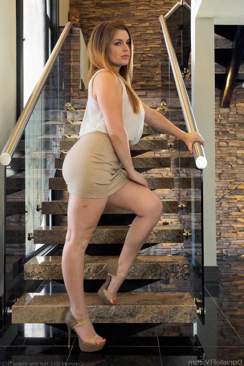17P Le mannequin sexy Danielle exhibe son cul et sa chatte dans une jupe haute nue dans les escaliers.