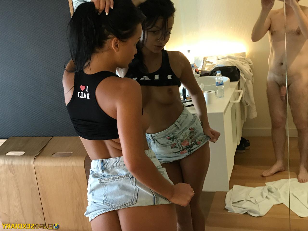 20P Das dunkelhaarige Amateurluder Daphne stellt ihre Möse zur Schau und lutscht einen Schwanz