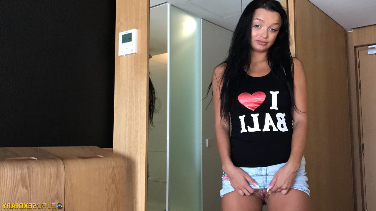 20P Das dunkelhaarige Amateurluder Daphne stellt ihre Möse zur Schau und lutscht einen Schwanz