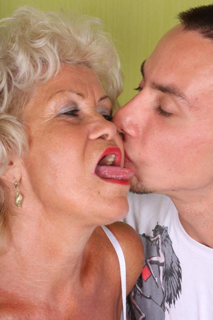 20P Anciana tiene sexo con un joven con guantes y medias de terciopelo blanco