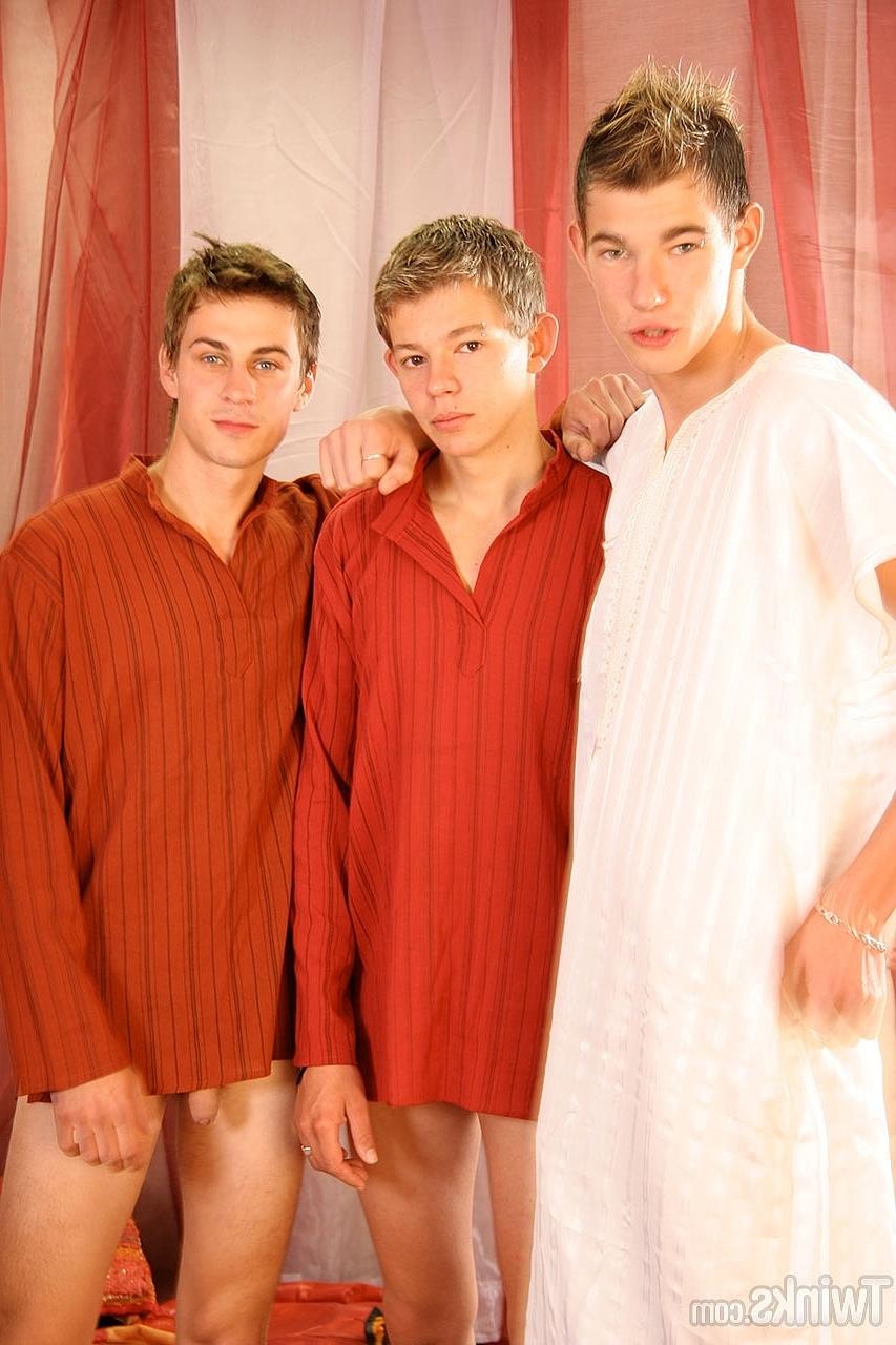 20P Handsome twinks blowing and humping each other's dicks in a gay 3some