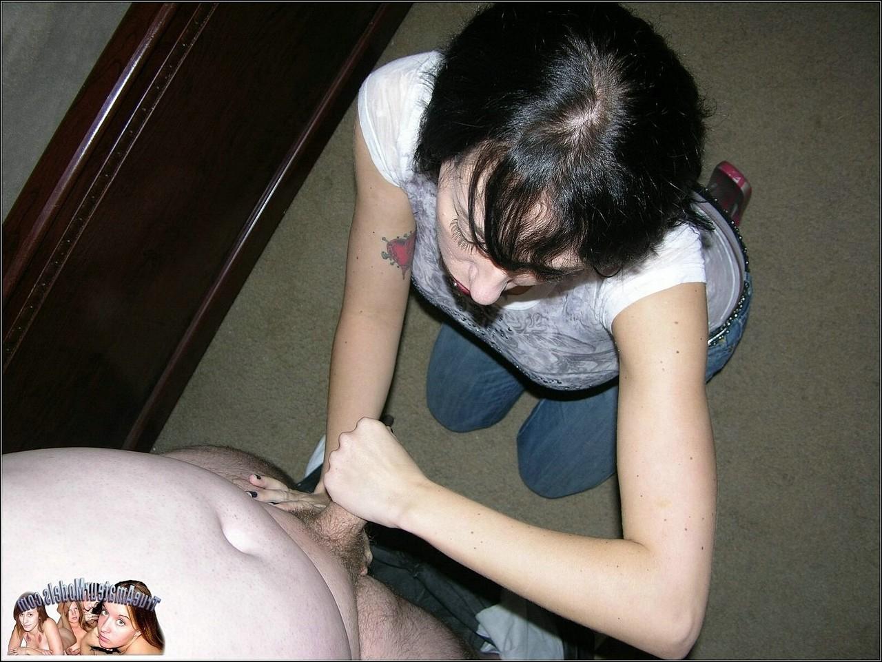 13P Une nana amateur branle un mec alors qu'elle est habillée pendant une action en POV