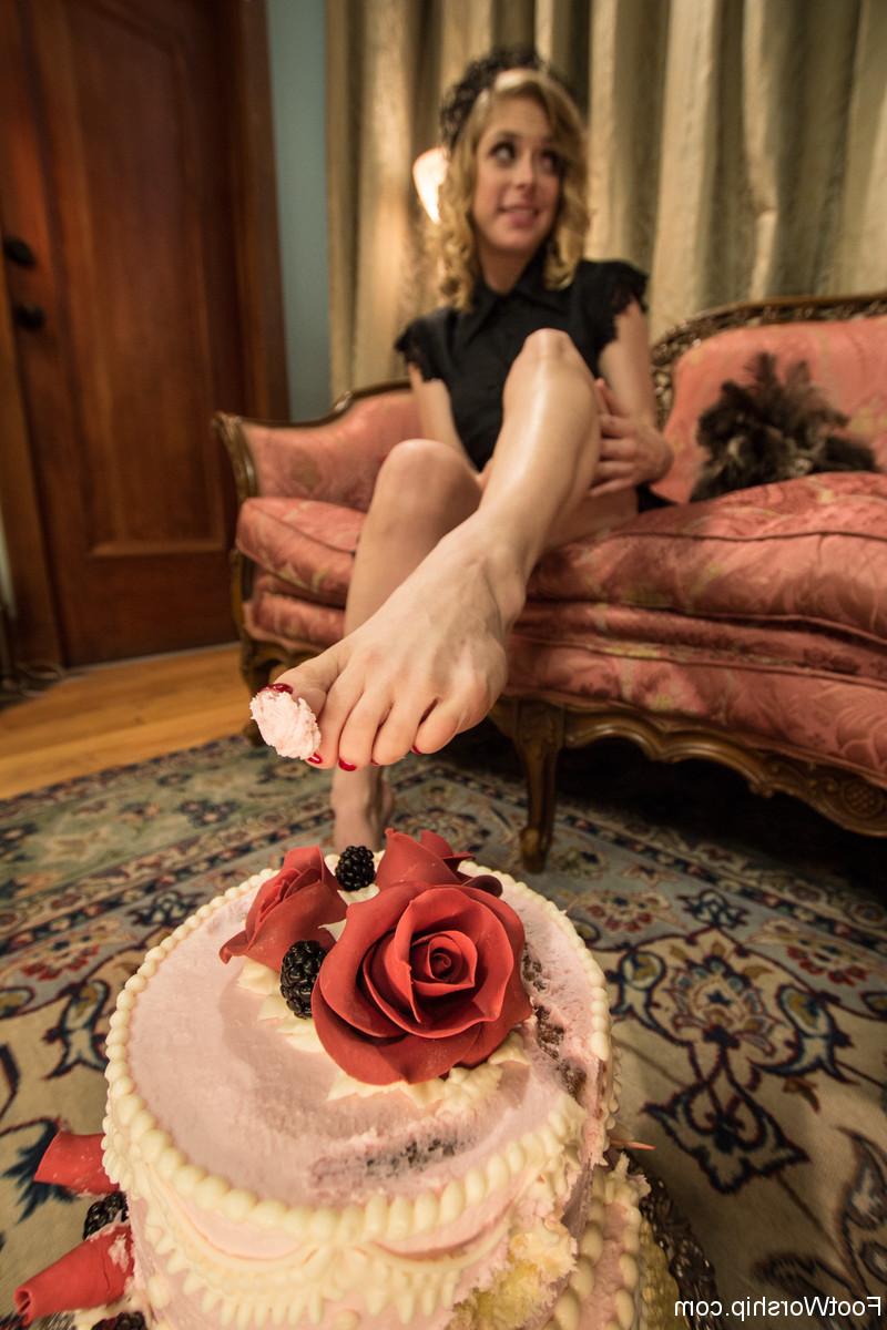 19P Fußanbetung Maitresse Madeline Marlowe, Penny Pax