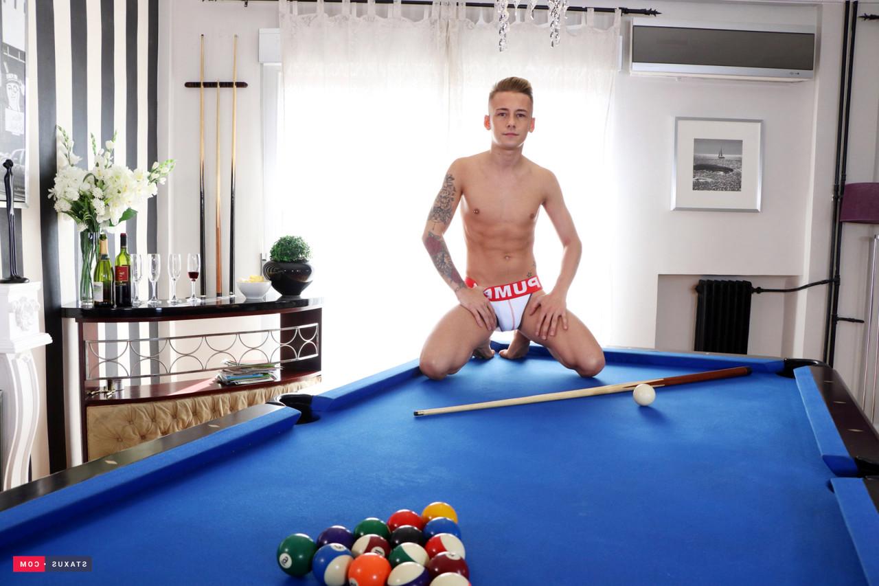 19P Die sexy, dünnen, schwulen Kerle Angel Lopez und David Sky ficken auf einem Billardtisch