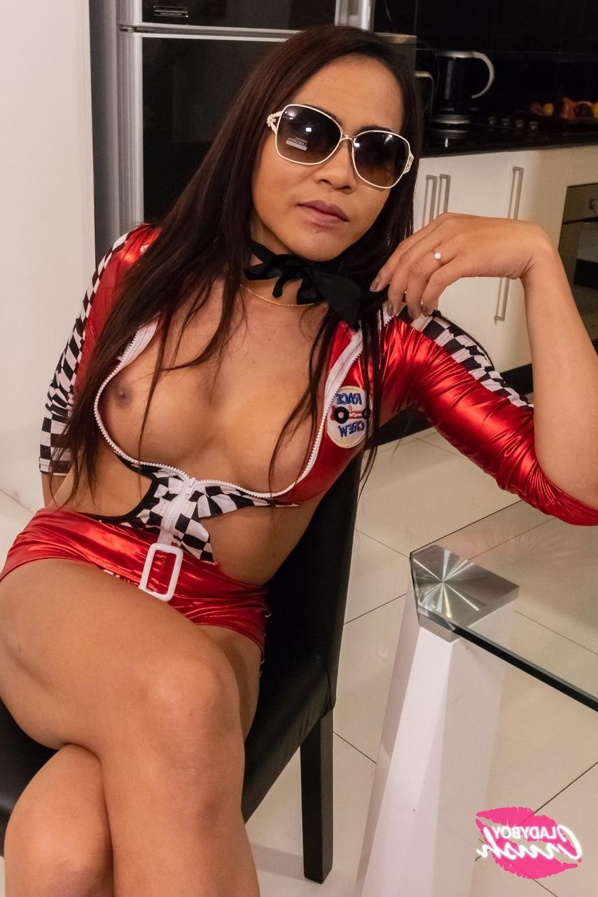 17P A travesti esbelta AMMY mostra seus peitos, é brincada e fodida no POV