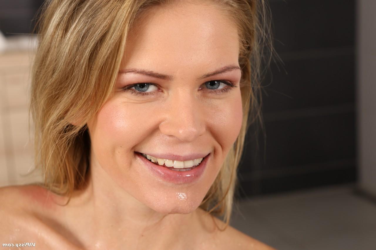 15P La blonde Claudia Macc et son ami se font pipi dessus pendant les rapports sexuels.