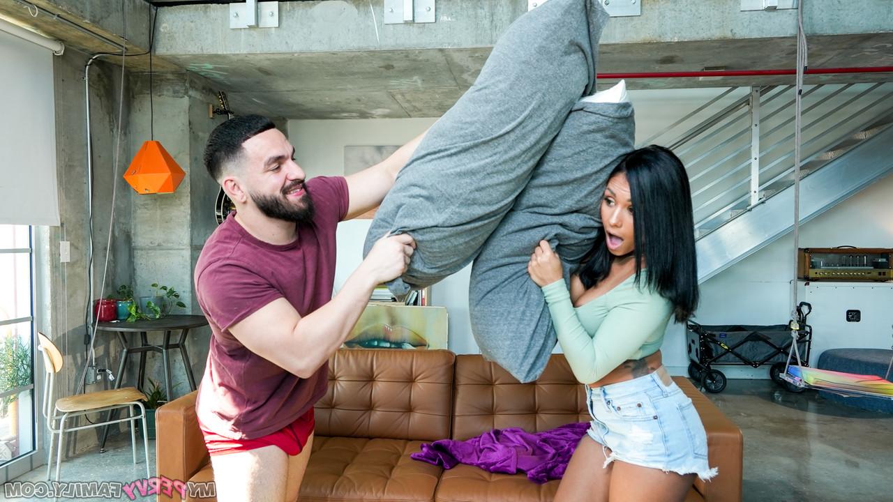 15P La Latina Camila Cortez et son ami se disputent des oreillers avant de baiser.
