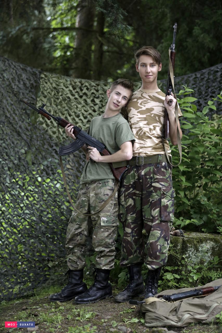 18P Meninos gays militares gays Johnathan Strake e Johny Cherry fodem no relógio