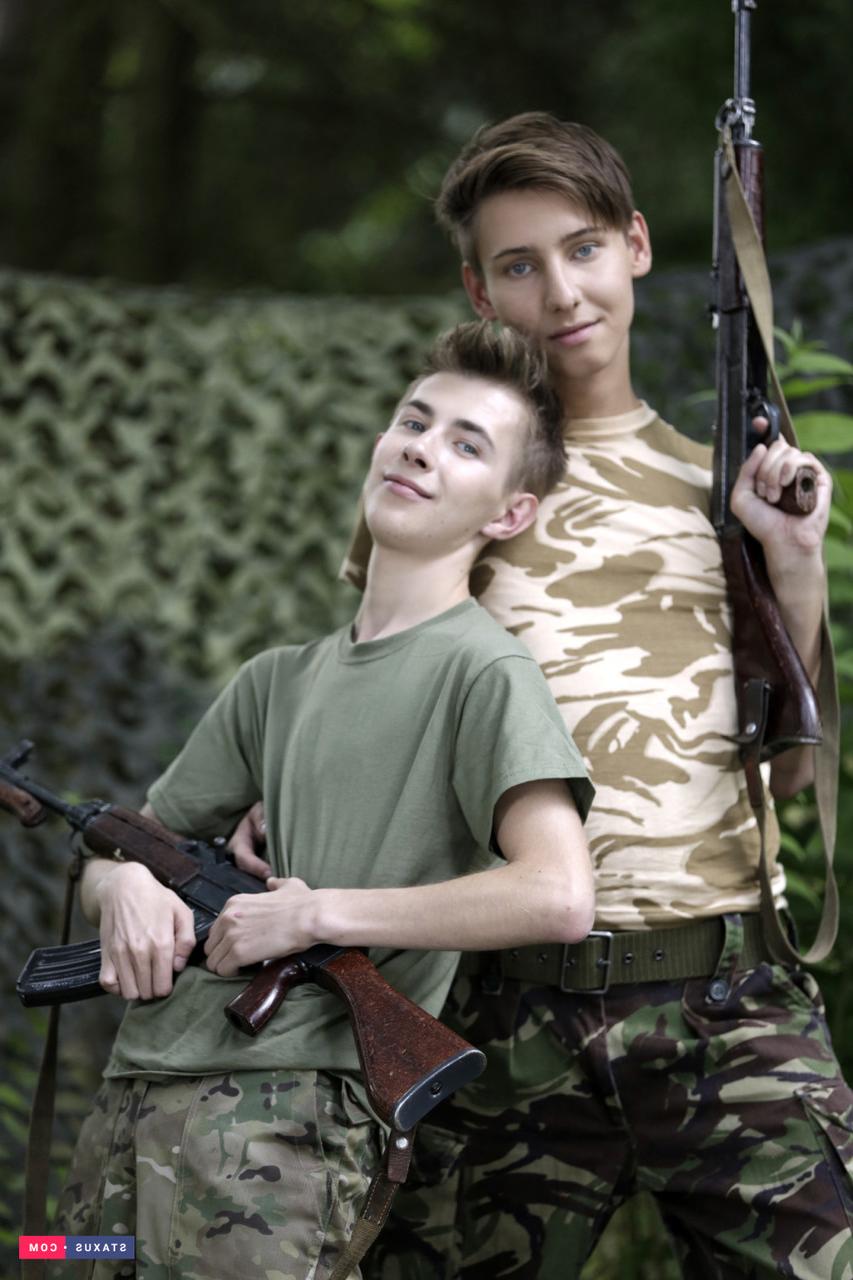 18P Meninos gays militares gays Johnathan Strake e Johny Cherry fodem no relógio