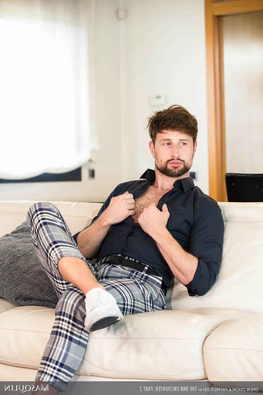 20P Gays barbudos e excitados apresentam suas bundas antes de foderem um ao outro