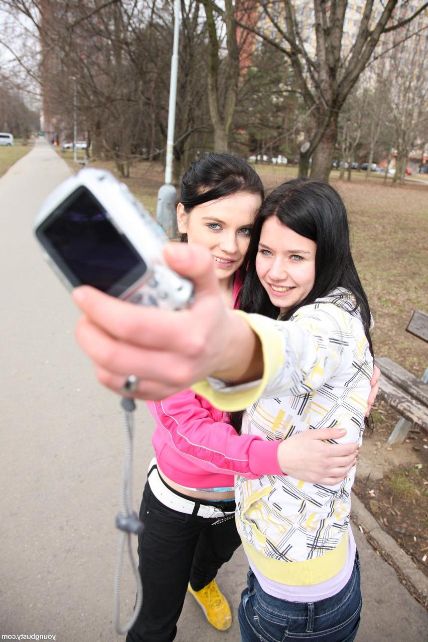 20P Adolescentes amadores Ester B e Jaqueline D tiram e fazem tesouras no chuveiro