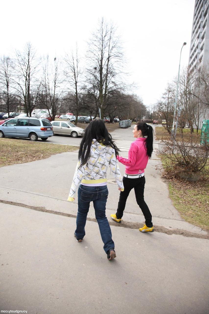 20P Adolescentes amadores Ester B e Jaqueline D tiram e fazem tesouras no chuveiro