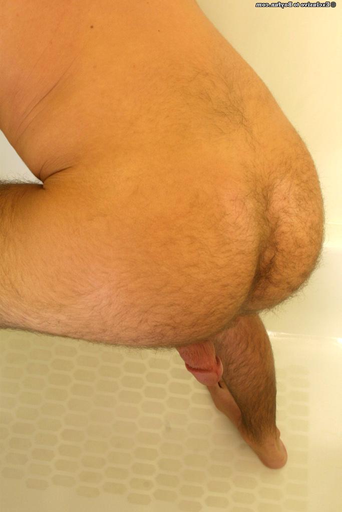 20P Der blonde Schwule in Jeans Patrick entblößt seinen haarigen Schwanz in der Dusche