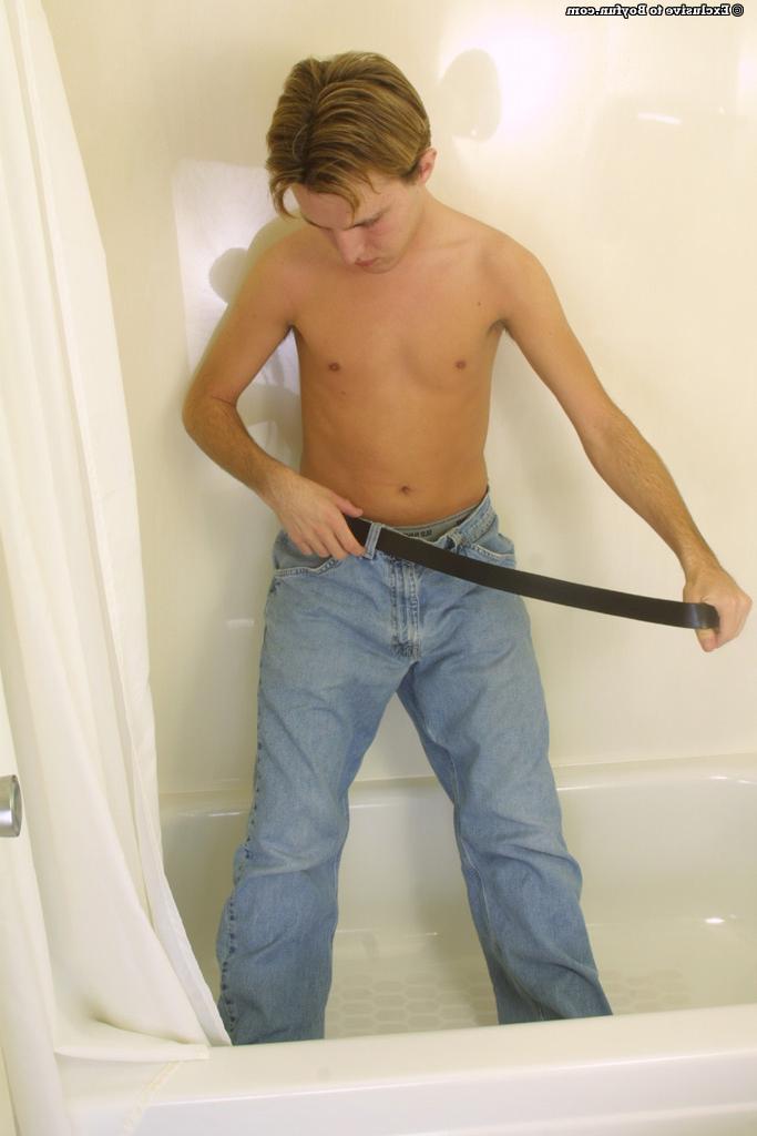 20P Der blonde Schwule in Jeans Patrick entblößt seinen haarigen Schwanz in der Dusche