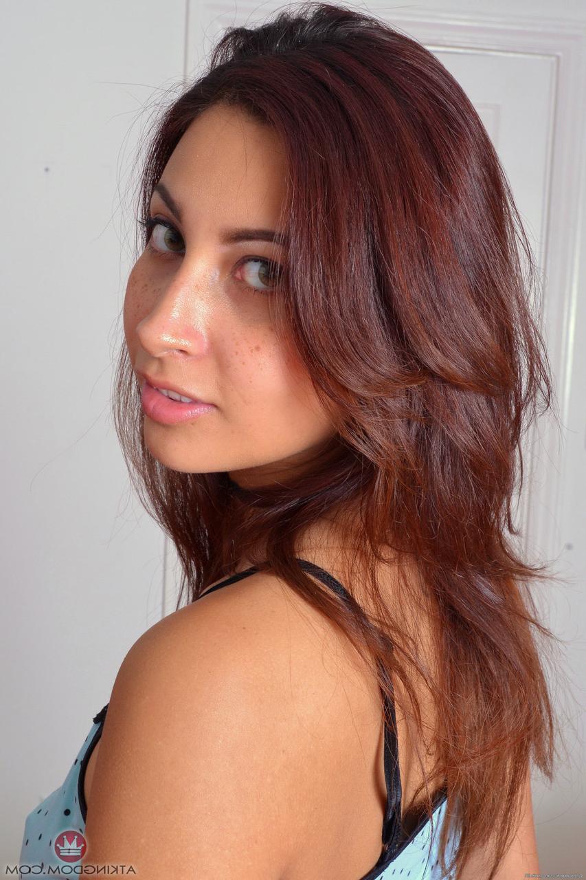 20P Petite Latina Jade Jantzen espalha seu regalo e suas grandes nádegas