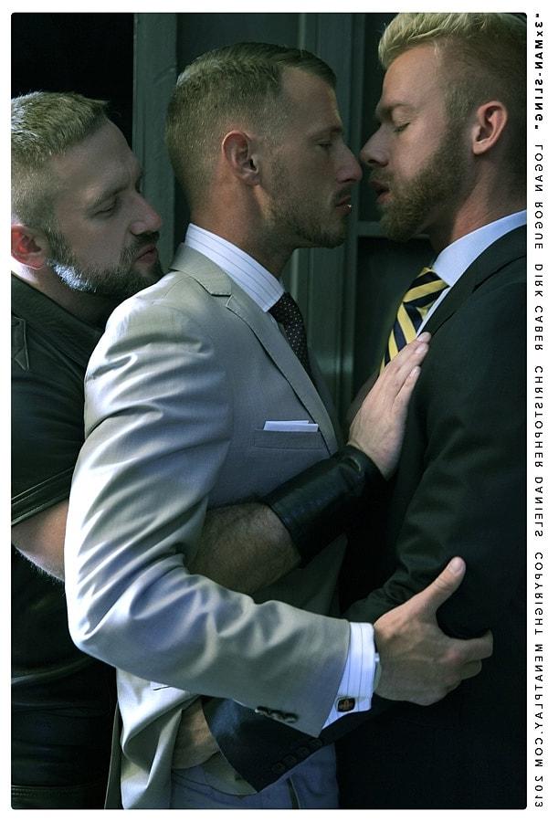 20P Tres impresionantes papis gays se follan entre ellos en un columpio con los ojos vendados
