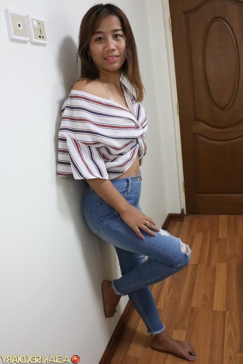 20P La asiática cachonda Bea se desnuda lentamente y se abre de piernas para tener sexo POV