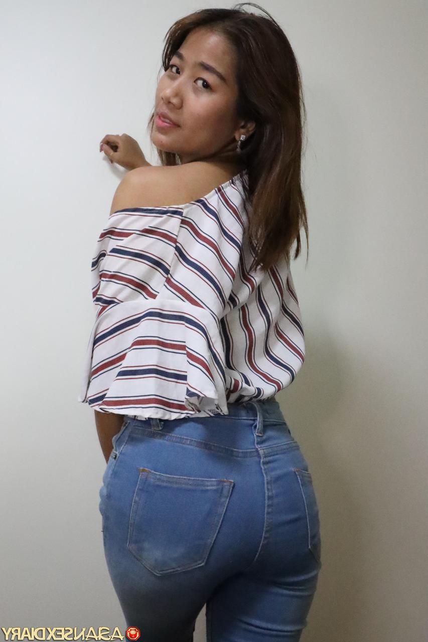 20P La asiática cachonda Bea se desnuda lentamente y se abre de piernas para tener sexo POV