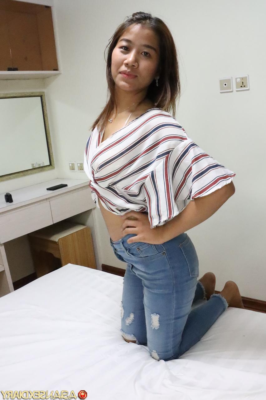 20P La asiática cachonda Bea se desnuda lentamente y se abre de piernas para tener sexo POV