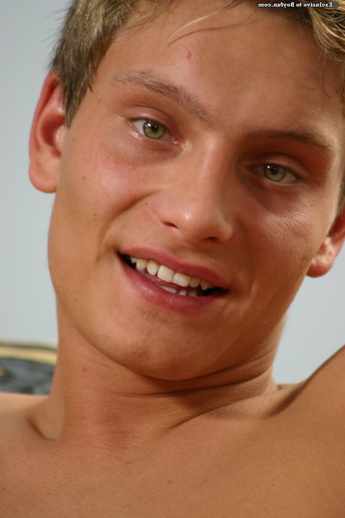 20P El flaco rubio gay Richard expone su polla y se masturba hasta correrse