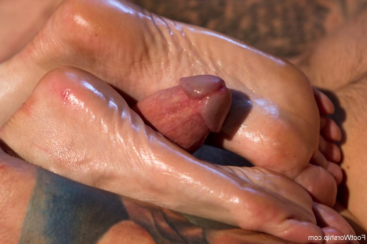 20P Femdom Maitresse Madeline Marlowe le hace a Christian Wilde una satisfactoria paja con los pies