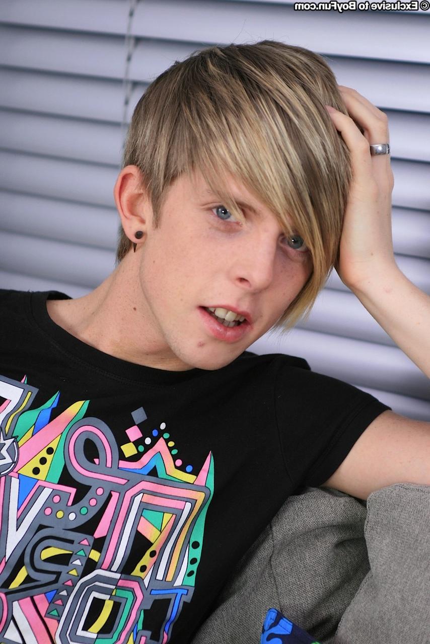 20P La beauté gay caucasienne Jamie Ryder se déshabille et caresse sa grosse bite en solo