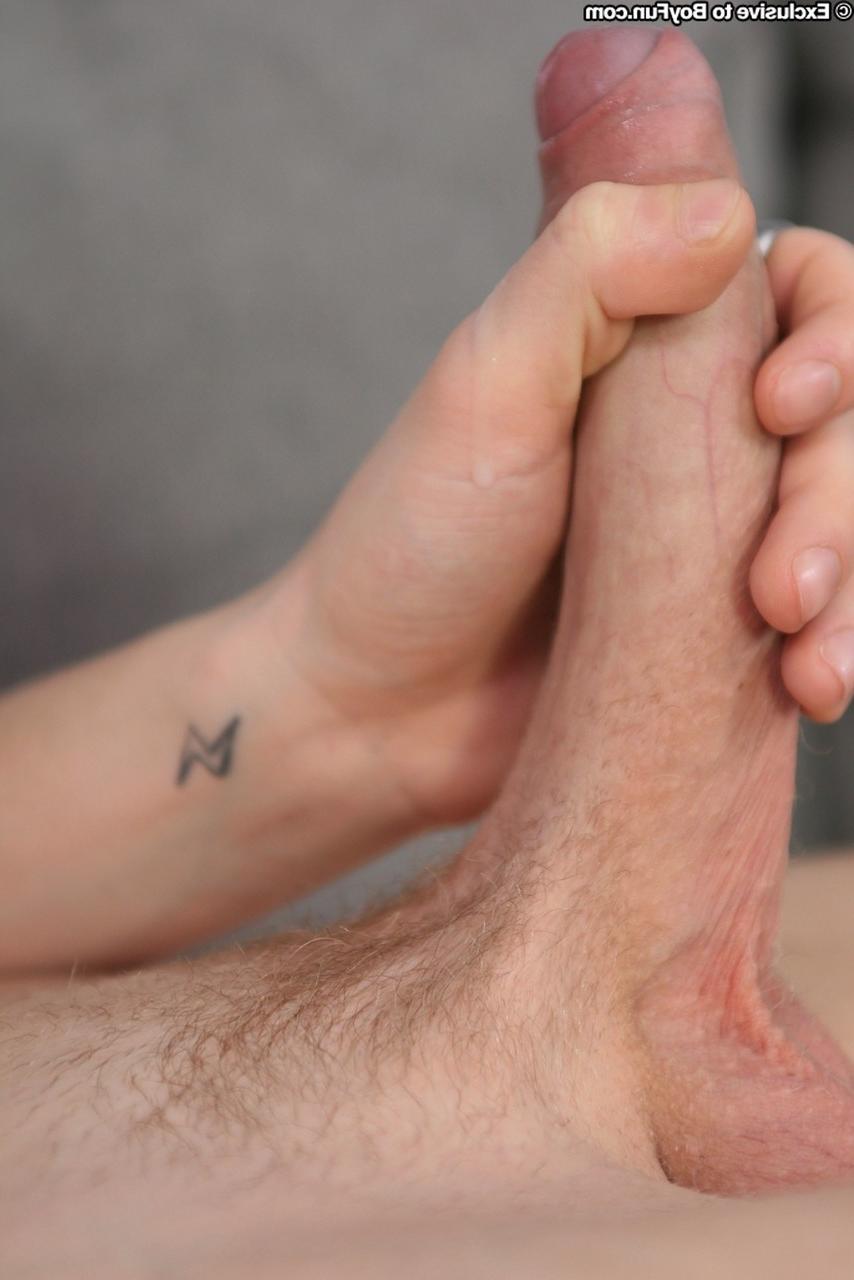 20P La beauté gay caucasienne Jamie Ryder se déshabille et caresse sa grosse bite en solo