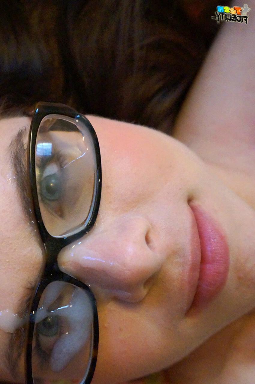 17P La petite brune Jennifer Bliss se fait éjaculer sur ses lunettes grâce à Ryan Madison.