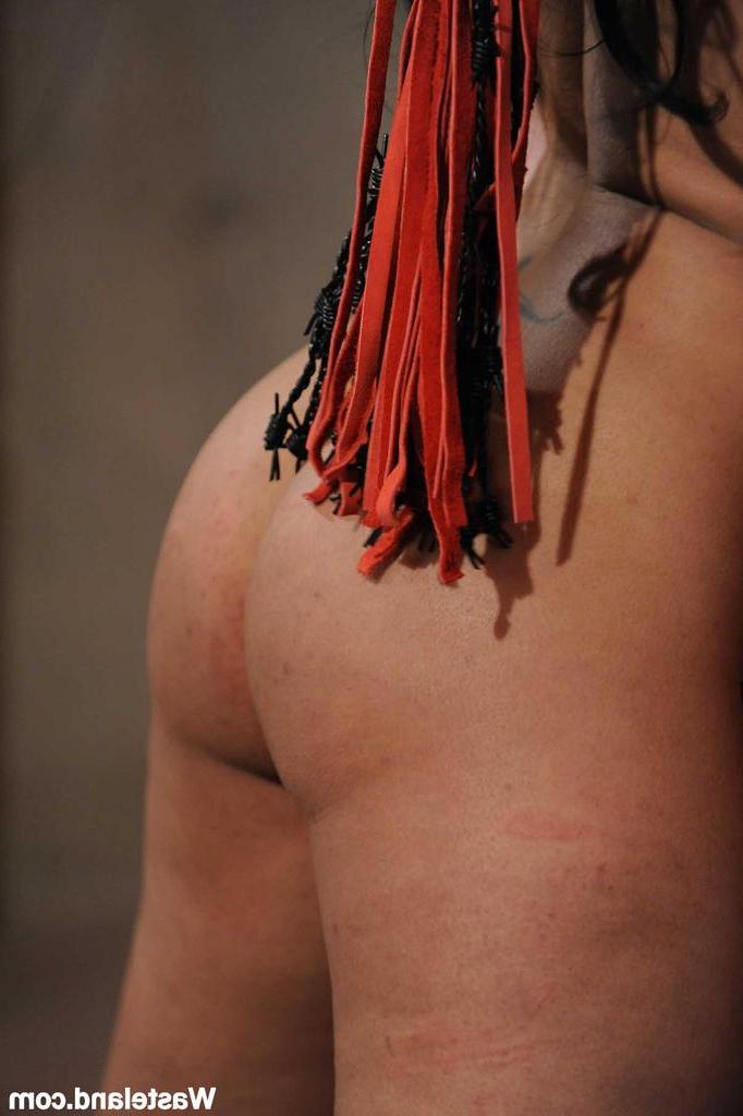 16P Latina-Sexsklavin wird von einer dunkelhaarigen Lesbe anal penetriert