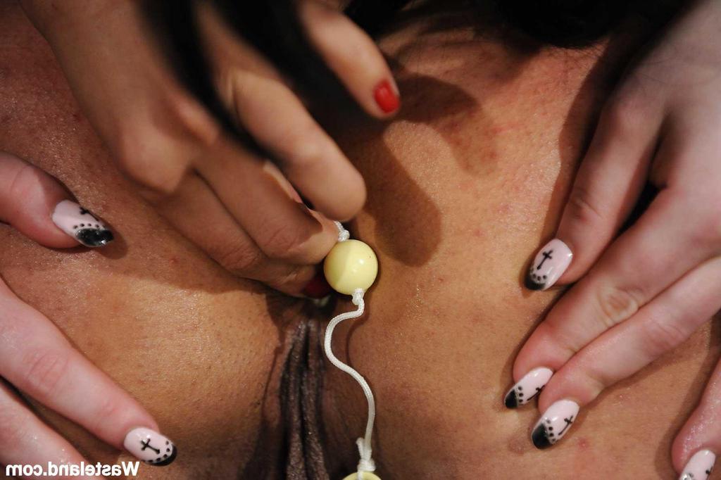 16P Latina-Sexsklavin wird von einer dunkelhaarigen Lesbe anal penetriert