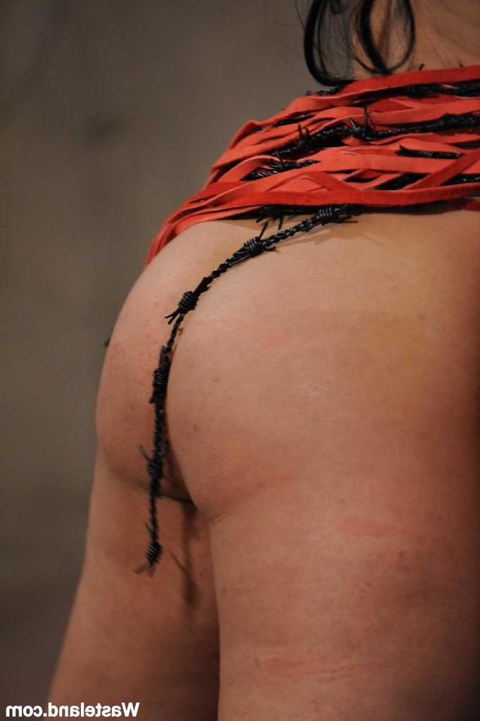 16P Latina-Sexsklavin wird von einer dunkelhaarigen Lesbe anal penetriert
