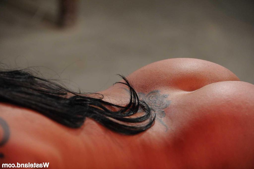 16P Latina-Sexsklavin wird von einer dunkelhaarigen Lesbe anal penetriert