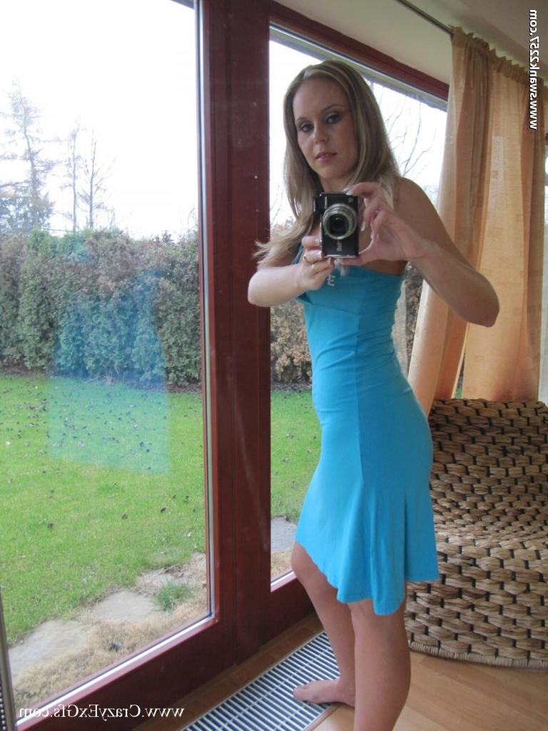 16P L'adorable fille Candra Smith se déshabille devant le miroir.